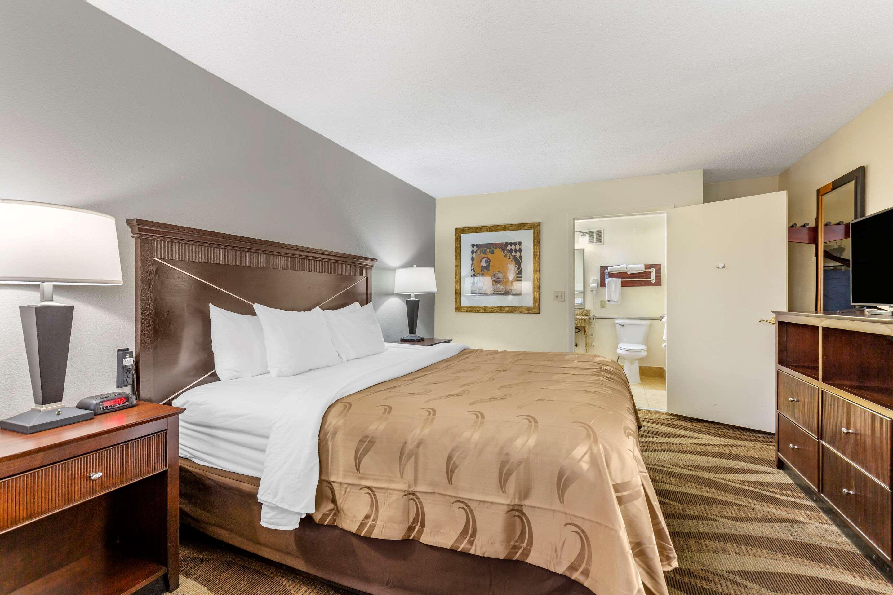 Quality Inn Windsor Mill Bagian luar foto