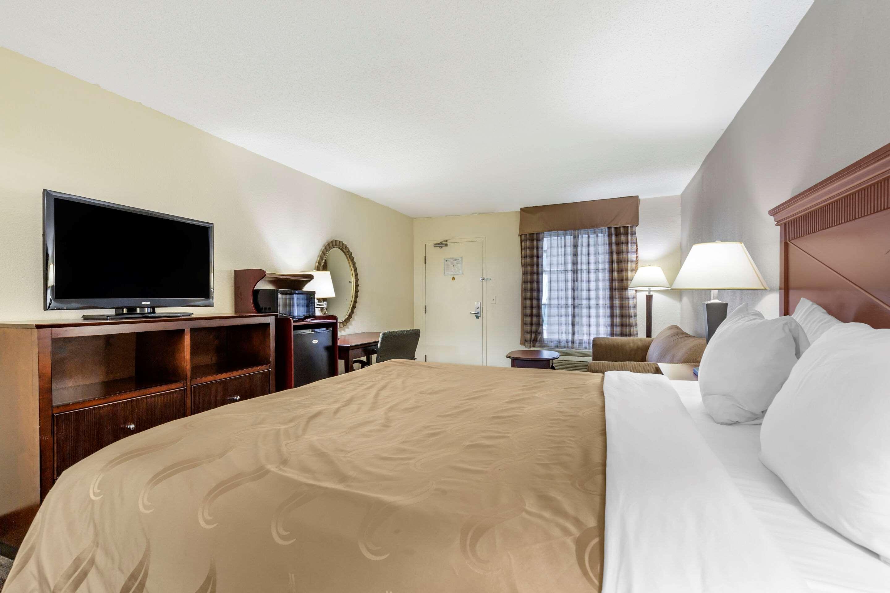 Quality Inn Windsor Mill Bagian luar foto