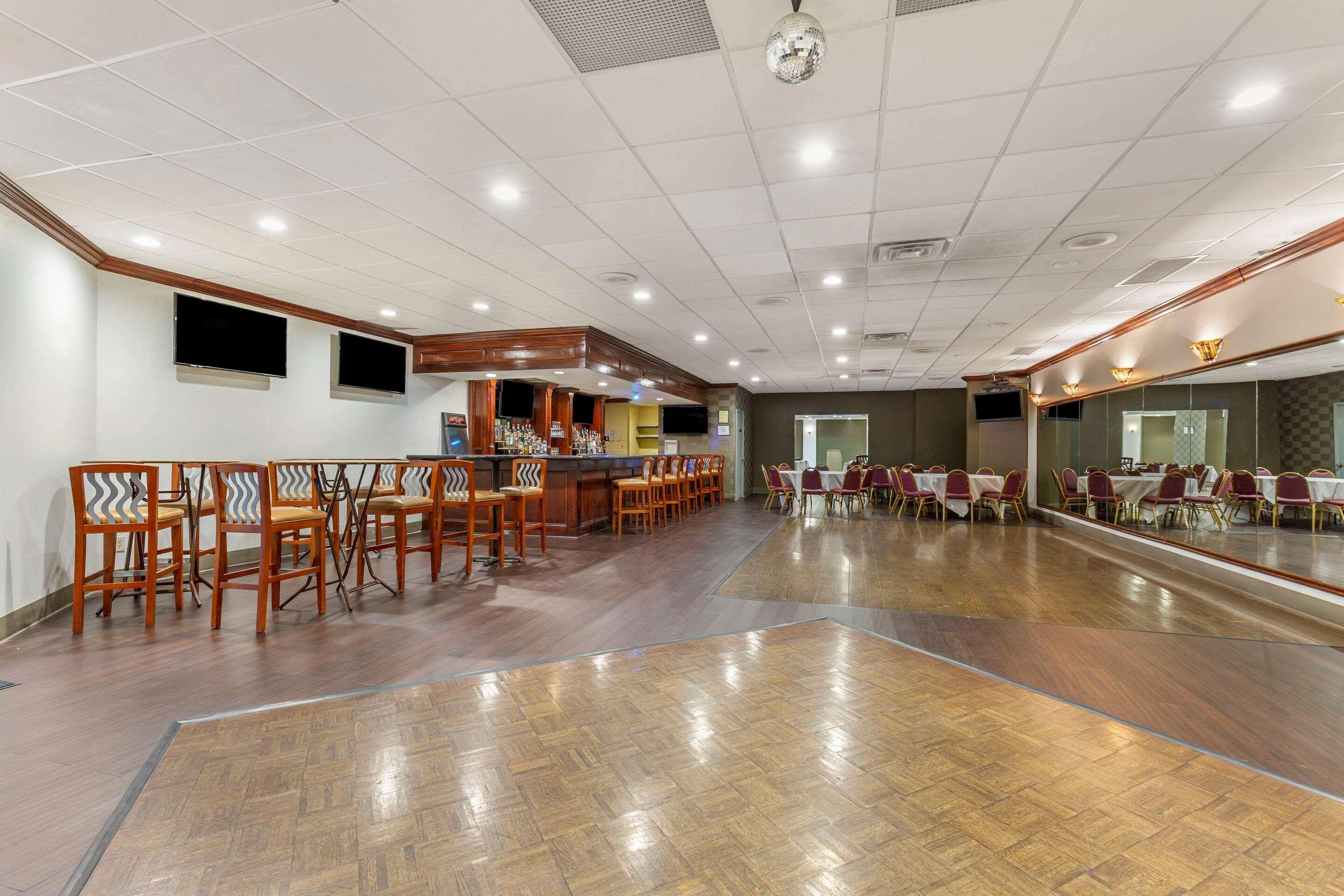Quality Inn Windsor Mill Bagian luar foto