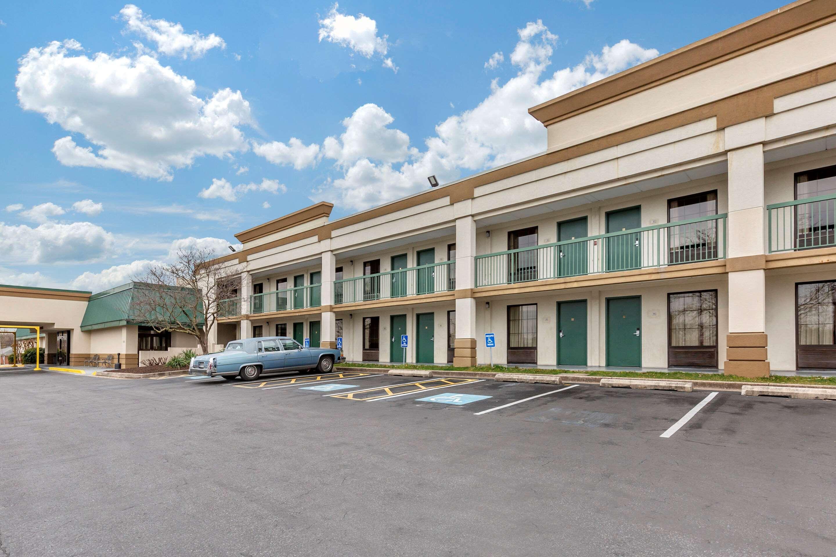 Quality Inn Windsor Mill Bagian luar foto