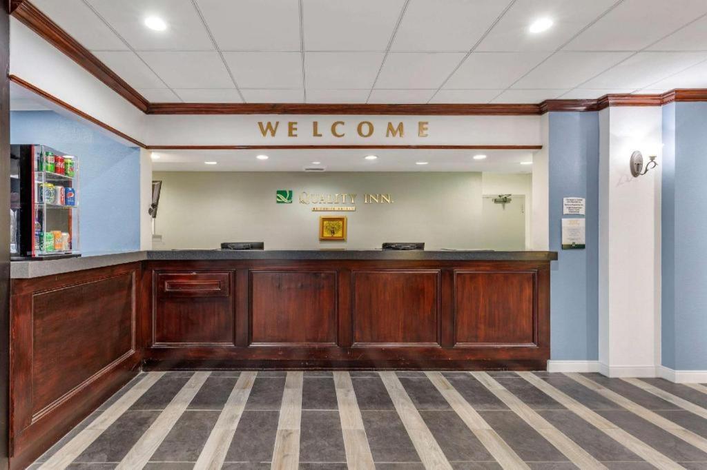 Quality Inn Windsor Mill Bagian luar foto