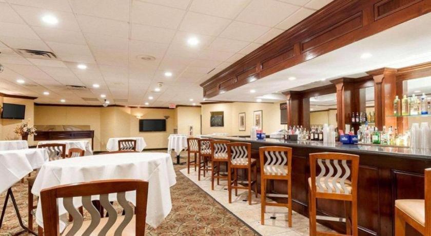 Quality Inn Windsor Mill Bagian luar foto