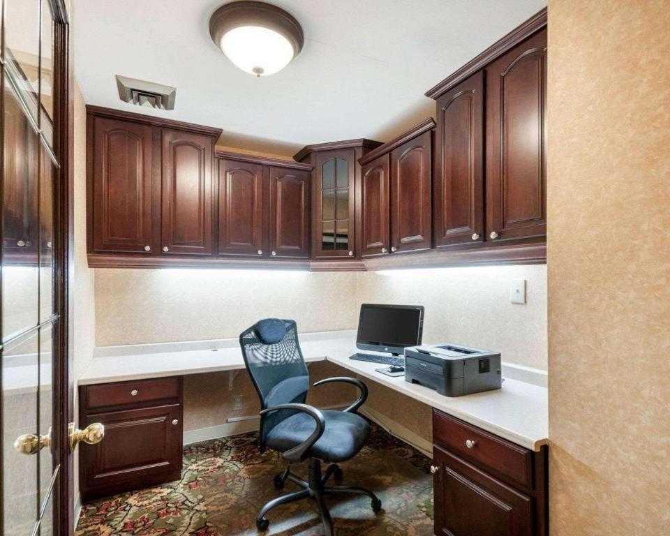 Quality Inn Windsor Mill Bagian luar foto