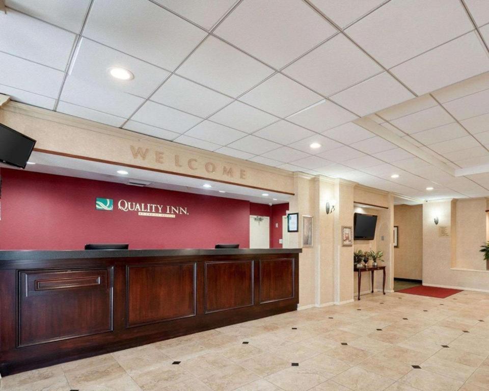 Quality Inn Windsor Mill Bagian luar foto