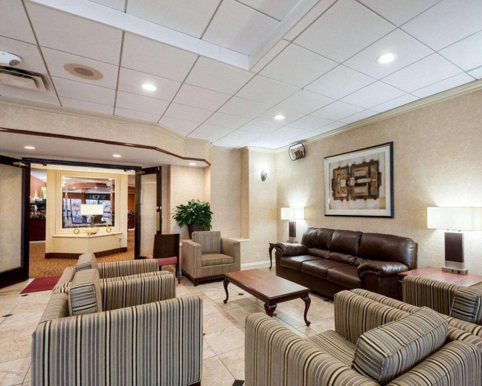 Quality Inn Windsor Mill Bagian luar foto