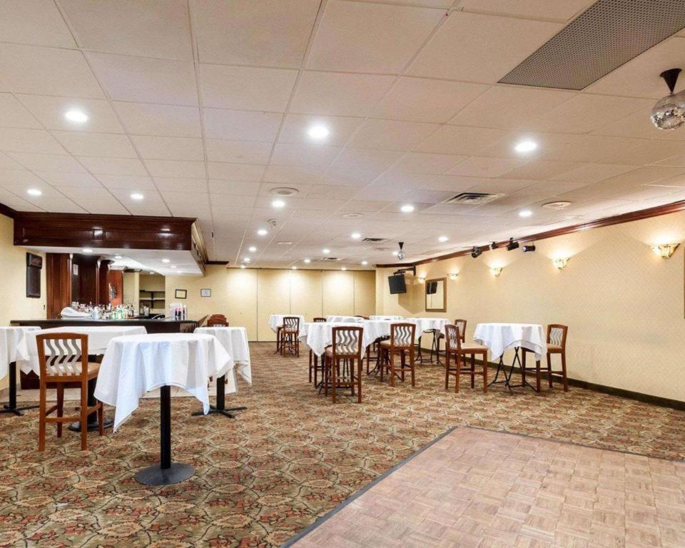 Quality Inn Windsor Mill Bagian luar foto