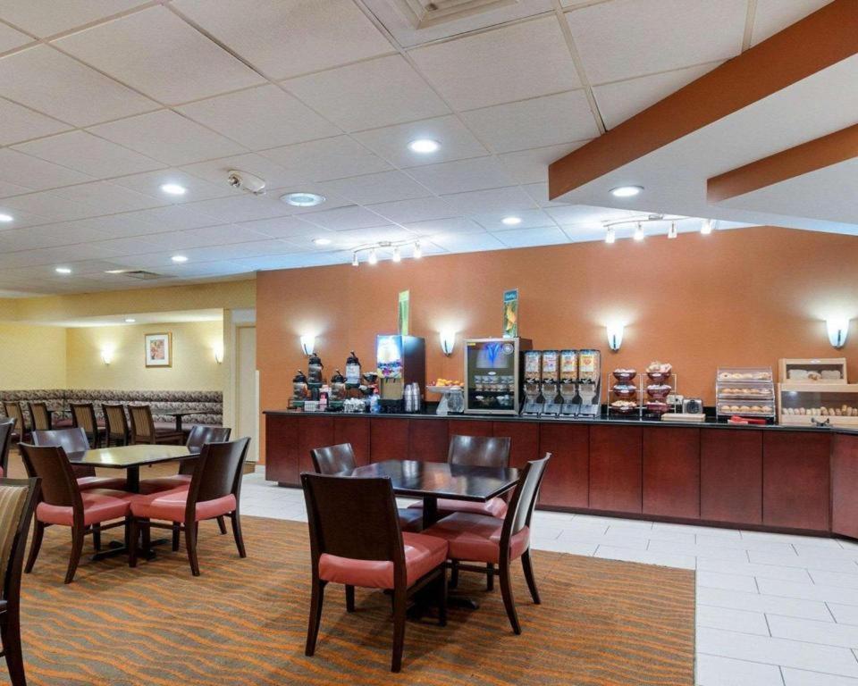 Quality Inn Windsor Mill Bagian luar foto