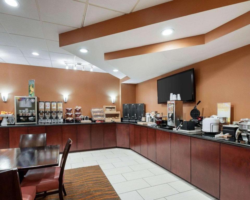 Quality Inn Windsor Mill Bagian luar foto