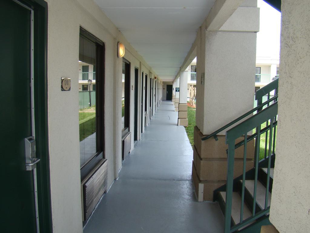 Quality Inn Windsor Mill Bagian luar foto