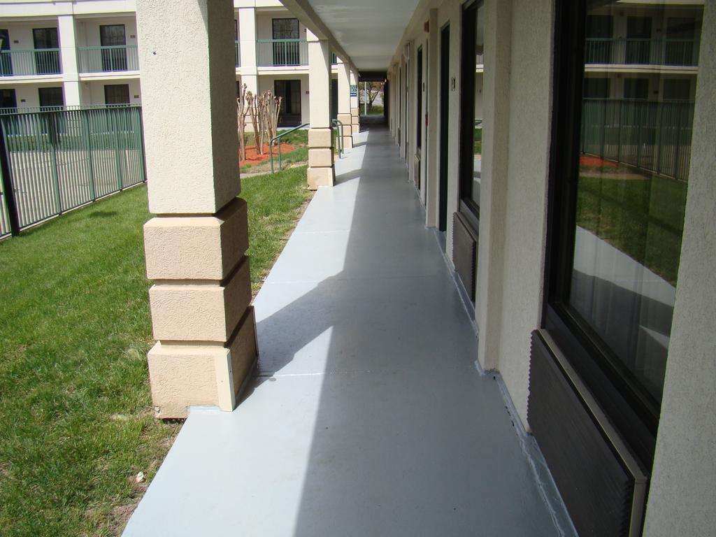 Quality Inn Windsor Mill Bagian luar foto
