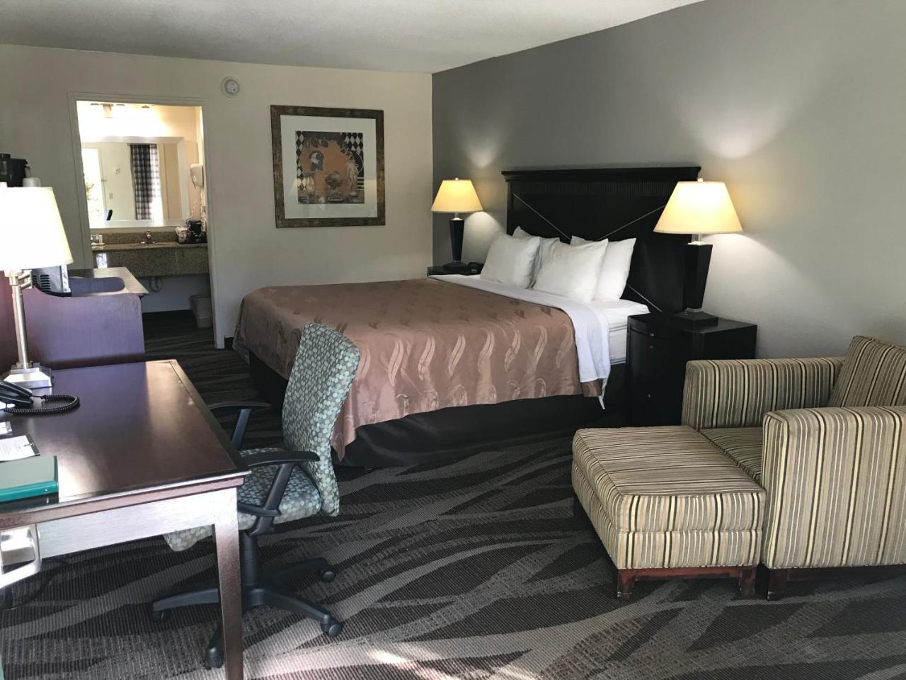 Quality Inn Windsor Mill Bagian luar foto