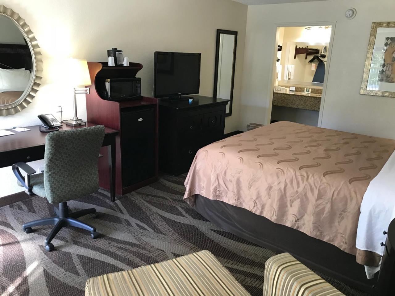 Quality Inn Windsor Mill Bagian luar foto